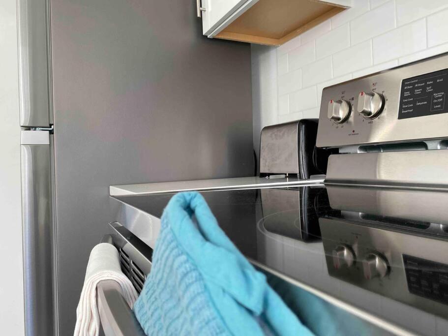 Chic Bungalow Apartment Steps From Armature Works & Downtown Riverwalk Тампа Екстериор снимка