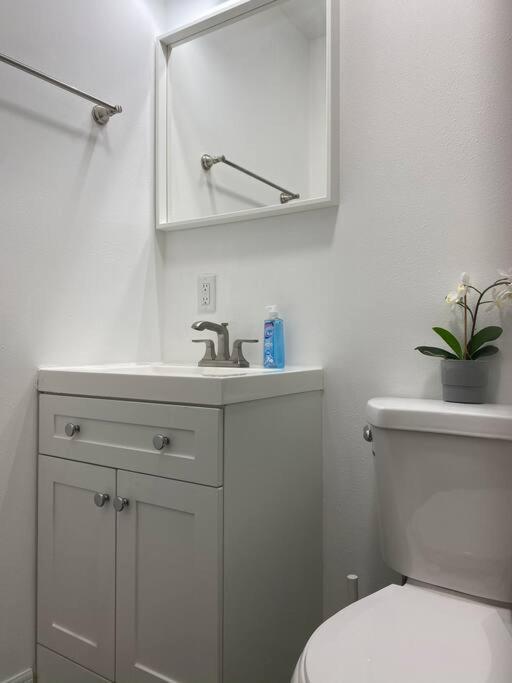 Chic Bungalow Apartment Steps From Armature Works & Downtown Riverwalk Тампа Екстериор снимка